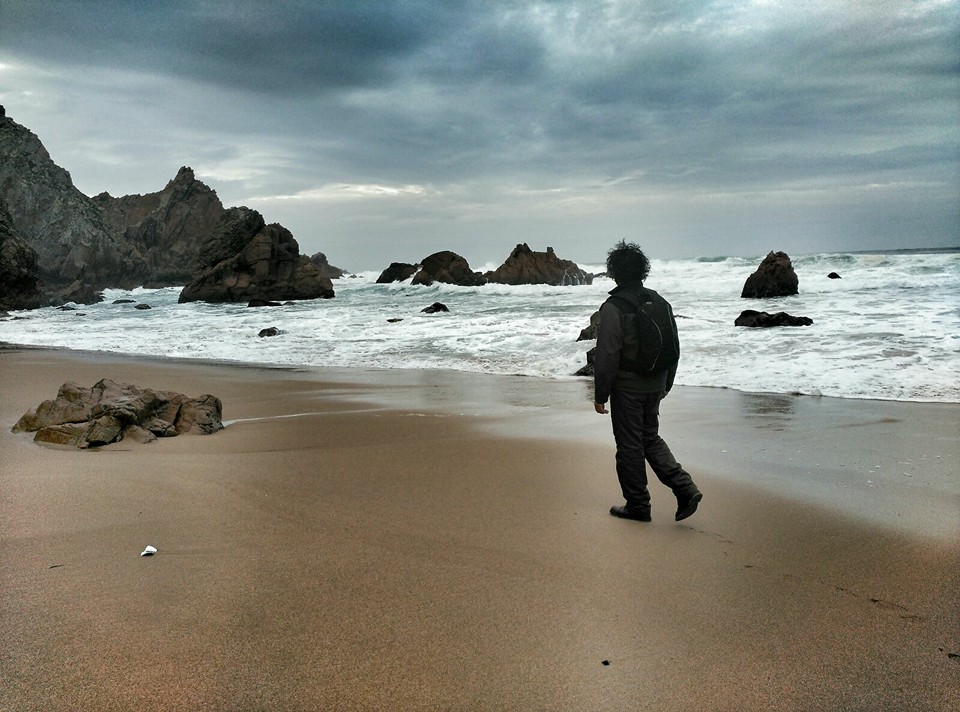 Niño habitación oscura